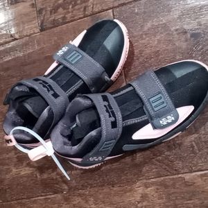 Nike youth LeBron soldier 13 sneakers